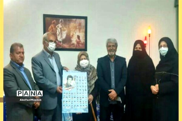 اهدا پوستر شهدای دانش آموز و معلم خلیل آبادبه خانواده آنان