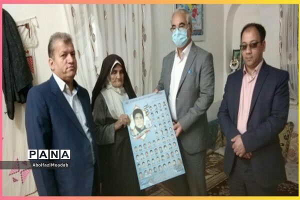 اهدا پوستر شهدای دانش آموز و معلم خلیل آبادبه خانواده آنان