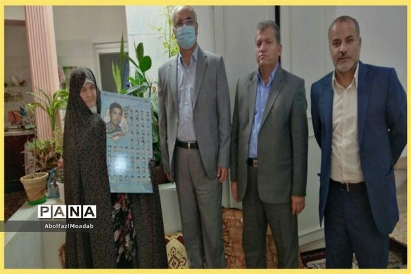 اهدا پوستر شهدای دانش آموز و معلم خلیل آبادبه خانواده آنان