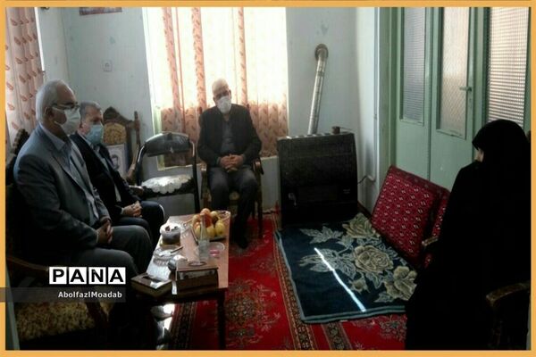 اهدا پوستر شهدای دانش آموز و معلم خلیل آبادبه خانواده آنان
