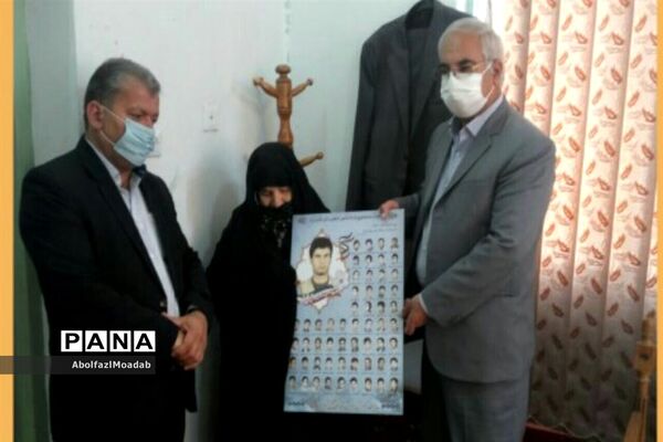 اهدا پوستر شهدای دانش آموز و معلم خلیل آبادبه خانواده آنان