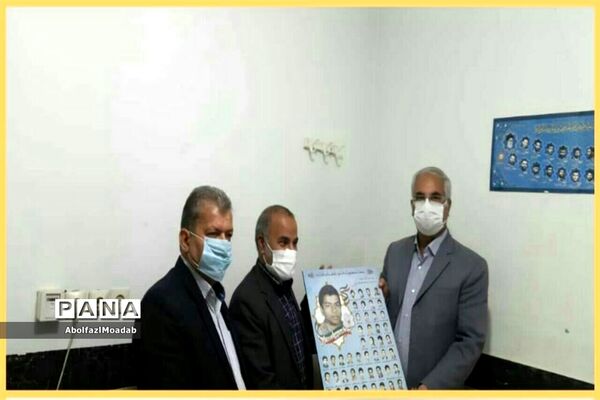 اهدا پوستر شهدای دانش آموز و معلم خلیل آبادبه خانواده آنان