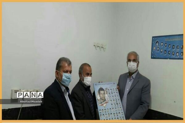 اهدا پوستر شهدای دانش آموز و معلم خلیل آبادبه خانواده آنان