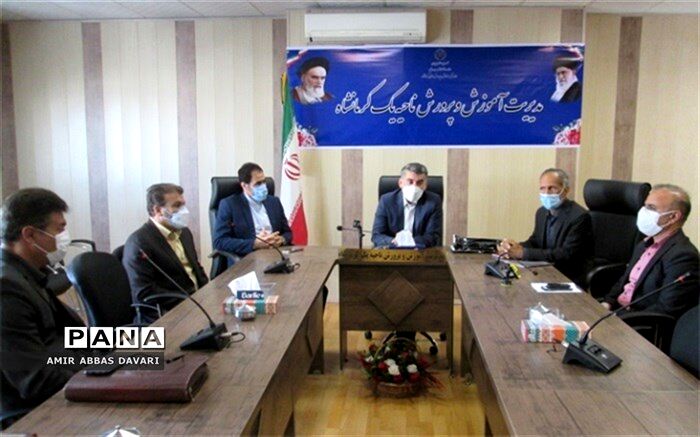 اهداء تبلت به دانش آموزان فعال و محروم از دسترسی به فضای آموزشی شاد