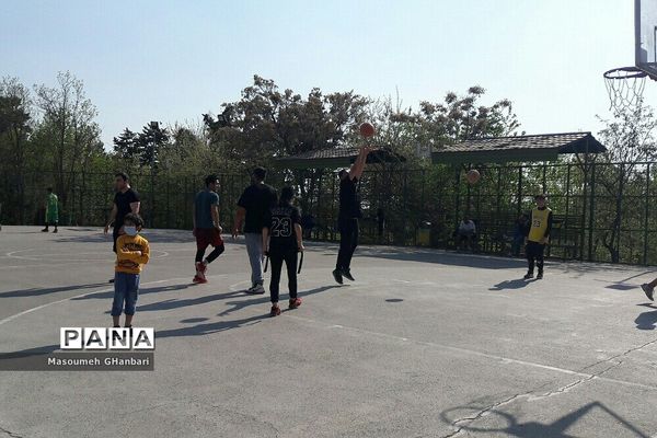 ورزشکاران رشته فوتبال و بسکتبال در پارک طالقانی