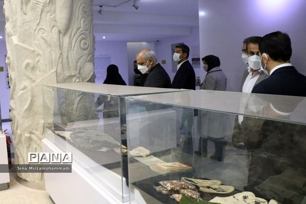 بازدید وزیر آموزش و پرورش از موزه دفاع مقدس آذربایجان غربی