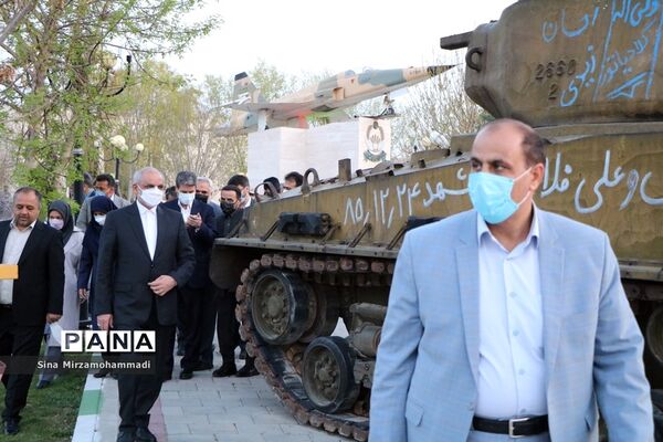 بازدید وزیر آموزش و پرورش از موزه دفاع مقدس آذربایجان غربی