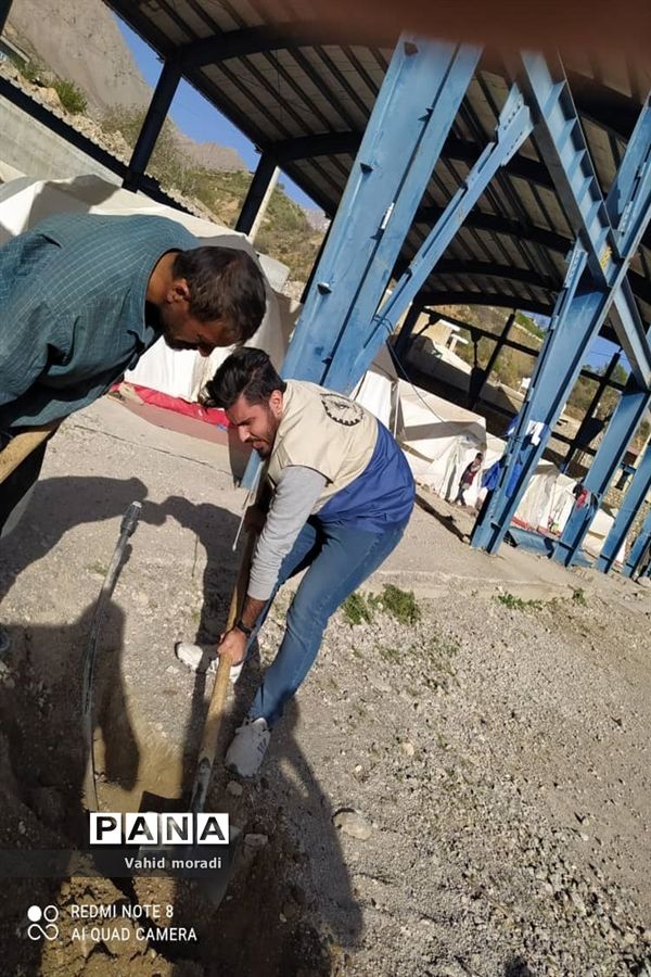 کمک رسانی نیروهای کمیته خادمین شهدای کرمانشاه به مناطق زلزله زده سیسخت (دنا)