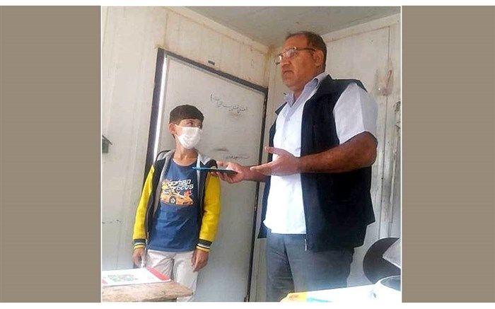 معلمی برای 2 دانش‌آموز کم برخوردار خود تبلت خرید