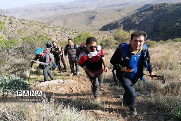 صعود تیم کوهنوردی فرهنگیان فارس به قله دال نشین در شهرستان ارسنجان