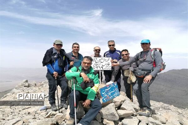 صعود تیم کوهنوردی فرهنگیان فارس به قله دال نشین در شهرستان ارسنجان