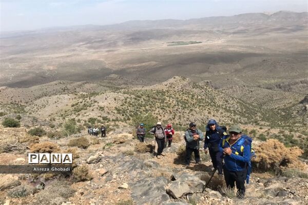 صعود تیم کوهنوردی فرهنگیان فارس به قله دال نشین در شهرستان ارسنجان