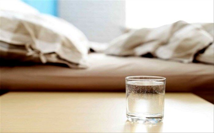 چرا نباید لیوان آب را کنارتخت‌خواب بگذاریم