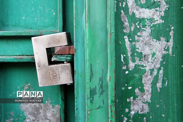 کسب و کار با کرکره‌های نیمه بالا