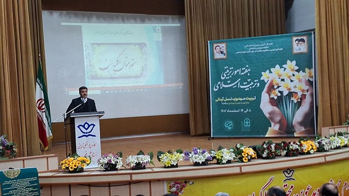 آینده نظام در دست مترقیان است