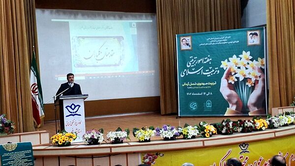 آینده نظام در دست مترقیان است
