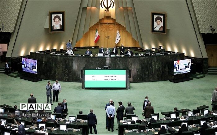 کارت زرد مجلس به شریعتمداری