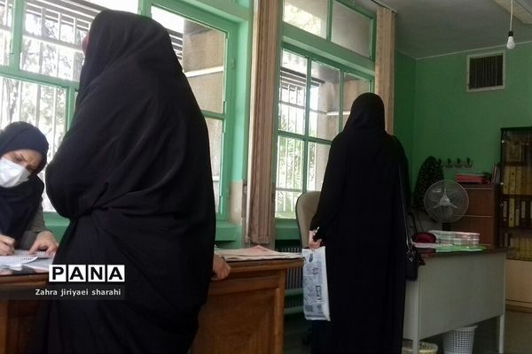 ستاد ثبت نام دانش‌آموزان مدرسه حدیث‌کساءخاورشهر