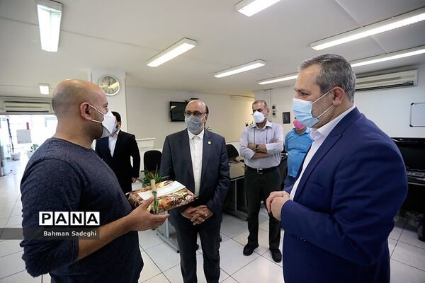 دلجویی قاِئم مقام سازمان دانش آموزی از خبرنگار آسیب دیده پانا در حادثه واژگونی اتوبوس ارومیه