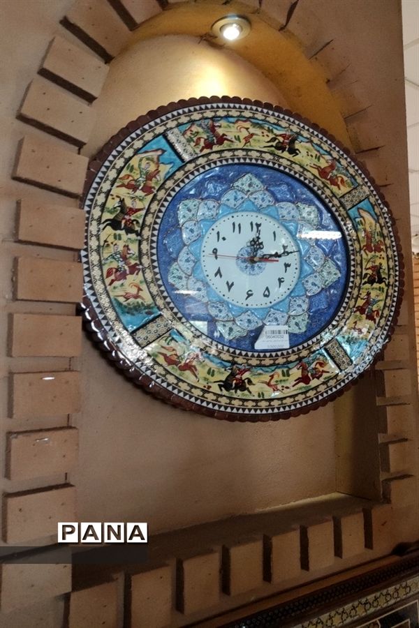 اشتغال زایی برای بانوان سرپرست خانوار در فروشگاه صنایع دستی دست آفرین منطقه ۱۴