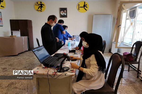 تزریق واکسن کرونا به عوامل اجرایی سیزدهمین دوره انتخابات ریاست جمهوری در منطقه ۱۳