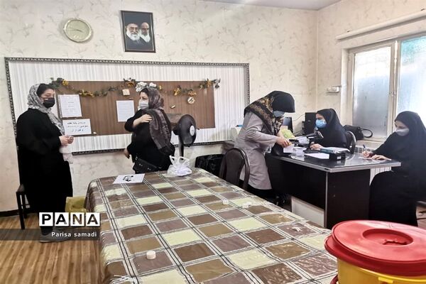 تزریق واکسن کرونا به عوامل اجرایی سیزدهمین دوره انتخابات ریاست جمهوری در منطقه ۱۳