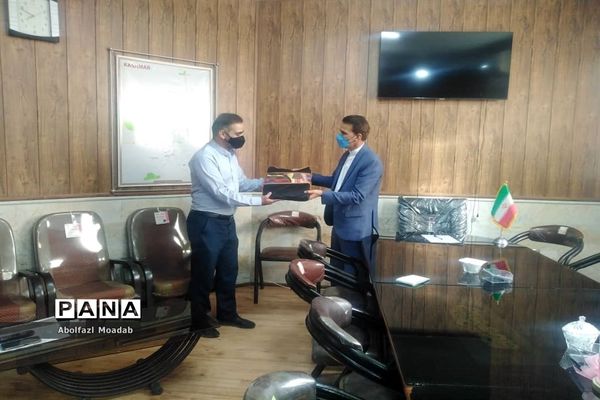 تقدیرازکارکنان اداره صمت در روز ملی صنعت ومعدن