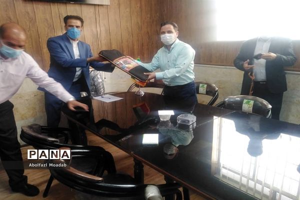 تقدیرازکارکنان اداره صمت در روز ملی صنعت ومعدن