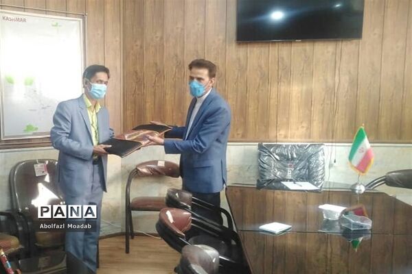 تقدیرازکارکنان اداره صمت در روز ملی صنعت ومعدن