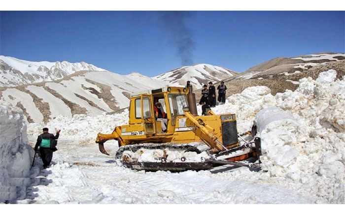 آغاز عملیات برفروبی دامنه‌های سبلان در روز‌های گرم تابستان