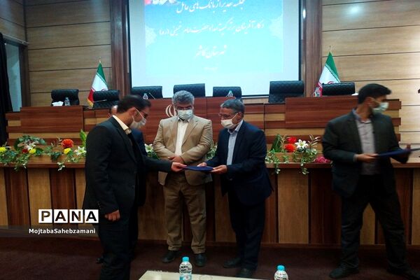 تقدیر از بانک‌های عامل و کارآفرین برتر کمیته امداد حضرت خمینی شهرستان کاشمر