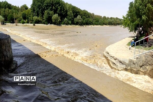 جاری شدن زاینده رود در اصفهان