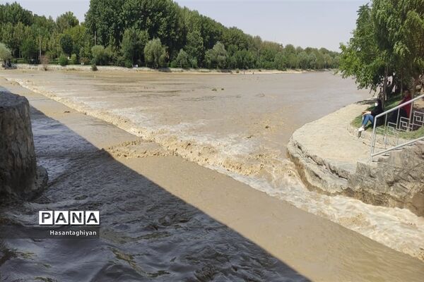 جاری شدن زاینده رود در اصفهان