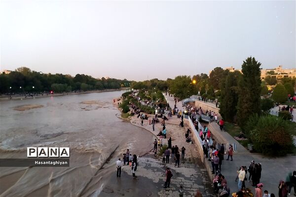 جاری شدن زاینده رود در اصفهان