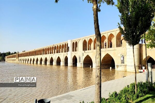 جاری شدن زاینده رود در اصفهان