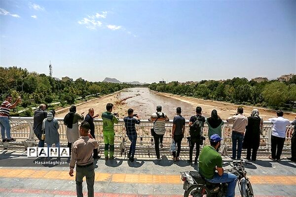 جاری شدن زاینده رود در اصفهان