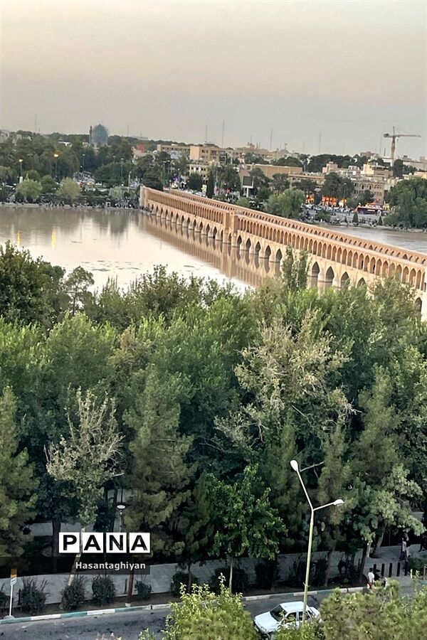 جاری شدن زاینده رود در اصفهان