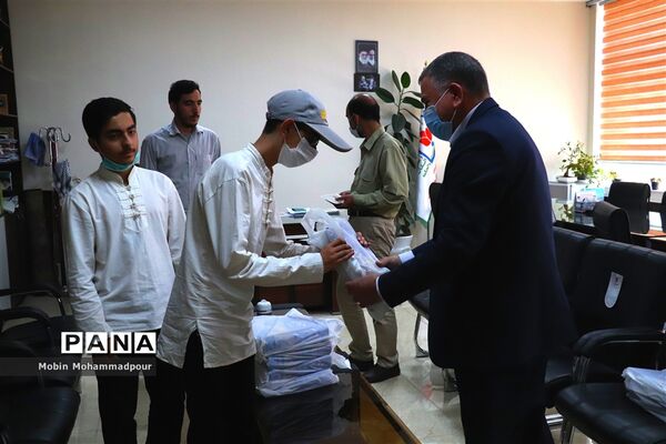 تجلیل معاون پرورشی اداره کل آموزش و پرورش آذربایجان شرقی ازگروه سرود منتخب کشوری