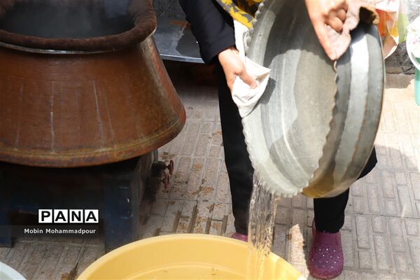 عرق گیری گیاه شاه اسپرم به روش سنتی  در تبریز
