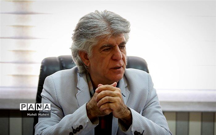 پاسخ «چگونگی و چرایی»ها، در روزنامه‌نگاری تحلیلی پیدا می‌شود نه در گوشی‌ها