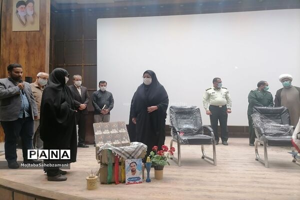 رونمایی از کتاب هفت شاخ زندگینامه شهید محمد حکیمی در سینما ایران کاشمر