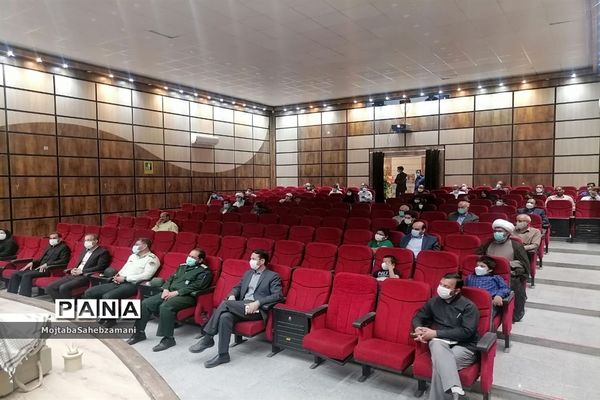 رونمایی از کتاب هفت شاخ زندگینامه شهید محمد حکیمی در سینما ایران کاشمر