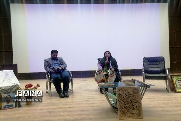 رونمایی از کتاب هفت شاخ زندگینامه شهید محمد حکیمی در سینما ایران کاشمر