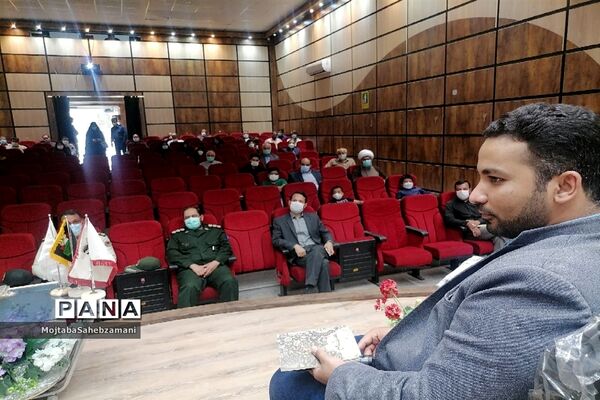 رونمایی از کتاب هفت شاخ زندگینامه شهید محمد حکیمی در سینما ایران کاشمر
