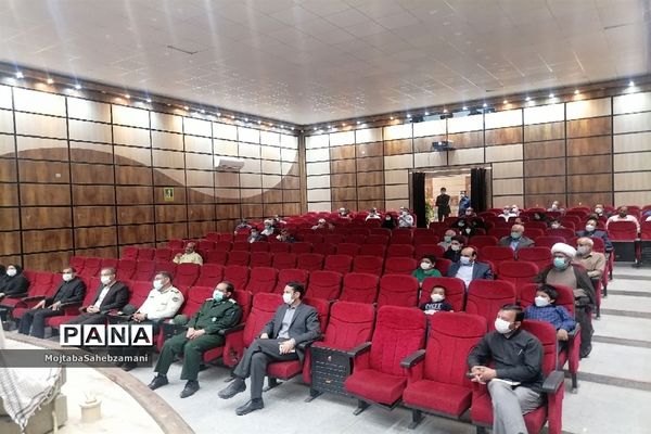 رونمایی از کتاب هفت شاخ زندگینامه شهید محمد حکیمی در سینما ایران کاشمر