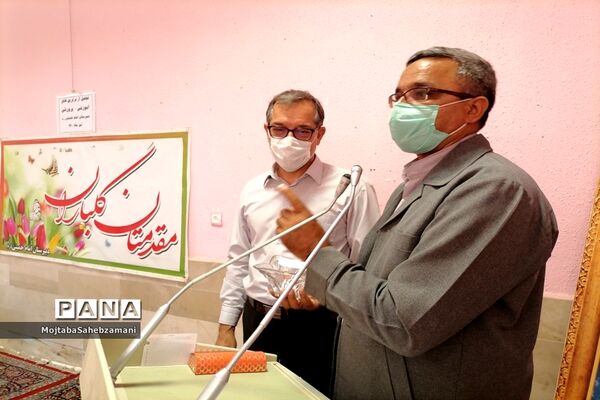 مراسم اهدای جوایز به دانش آموزان برتر آموزشی و پرورشی در دبیرستان امام خمینی( ره)