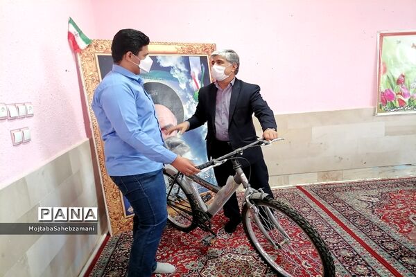 مراسم اهدای جوایز به دانش آموزان برتر آموزشی و پرورشی در دبیرستان امام خمینی( ره)