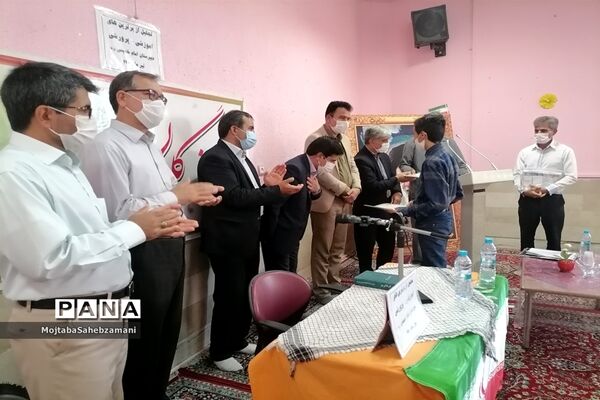 مراسم اهدای جوایز به دانش آموزان برتر آموزشی و پرورشی در دبیرستان امام خمینی( ره)