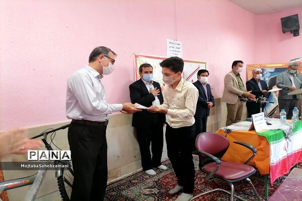مراسم اهدای جوایز به دانش آموزان برتر آموزشی و پرورشی در دبیرستان امام خمینی( ره)