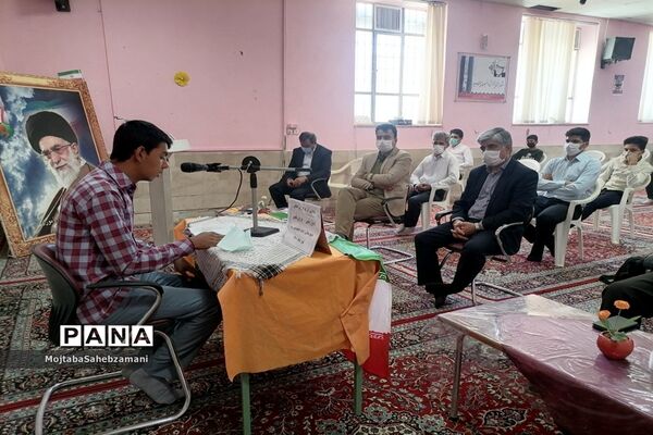 مراسم اهدای جوایز به دانش آموزان برتر آموزشی و پرورشی در دبیرستان امام خمینی( ره)